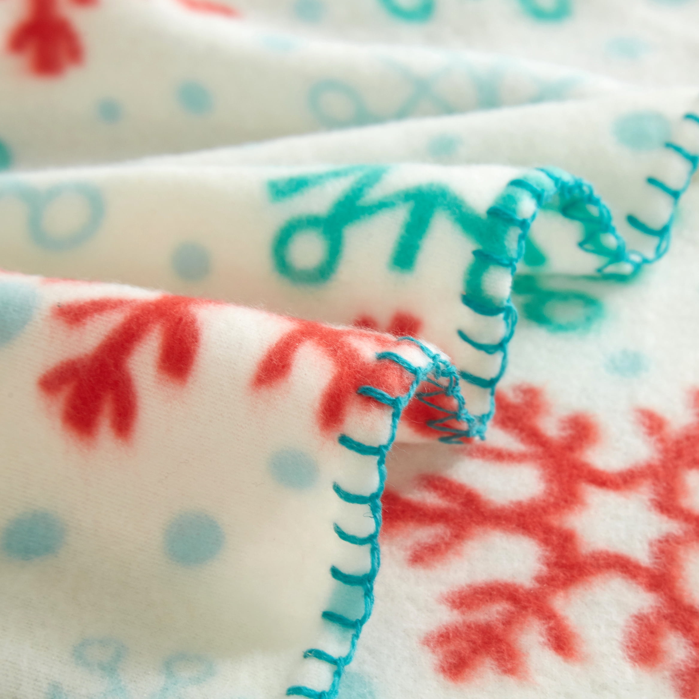 Mainstays Fleece Throw, White Snowflake 50x60