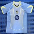 thumbnail image 1 of Camiseta Clásica De Fútbol De Verano De Manga Corta Del Barcelona, Versión Conceptual, Color Azul Lago, Temporada 25-26S, 1 of 2
