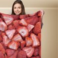 thumbnail image 3 of Manta de tiro con patrón de fresa, poliéster que no destiñe, cómoda, cálida y fina manta para dormir para dormitorio de 47,2 x 59,1 pulgadas, 3 of 5