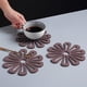 thumbnail image 5 of Esterilla de vajilla resistente al calor engrosada | Posavasus de plástico antideslizante en forma de flor | Portavasos aislante resistente para teteras, tazas y cuencos calientes | 15,8x15,8cm, 5 of 6