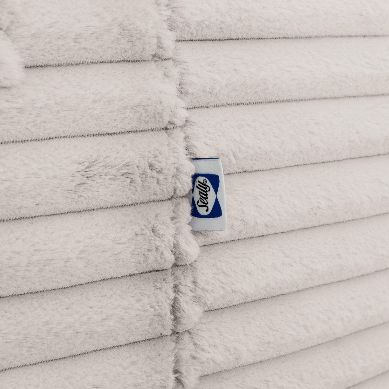 Fauteuil Pouf Sealy Bala 5 pi – Fourrure Synthétique Taupe, Rempli de Mousse – Siège Douillet pour Chambre, Salon ou Espace Détente