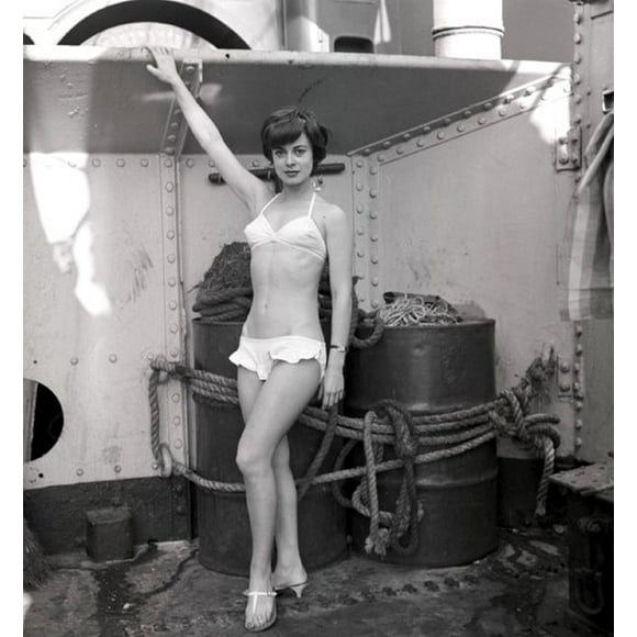 Anna Maria Ferrero - Pose Photo Print (8 x 10)