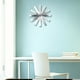 thumbnail image 2 of Reloj de pared de cuarzo silencioso, funciona con pilas, con cinta moderna de acero inoxidable y campana colgante para interiores. Plata, 2 of 8