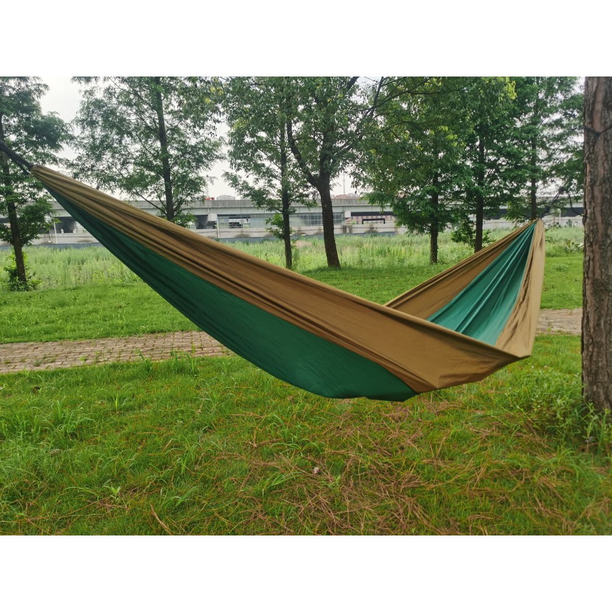 Ovente Outdoor Camping Hammock 485 Pounds Capacity with 2 Meter Rope and Parachute Grade Nylon, Heavy Duty Carabiner and Free Hammock Bag Gear, with Tree Straps for Easy Installation, Green HKA95G