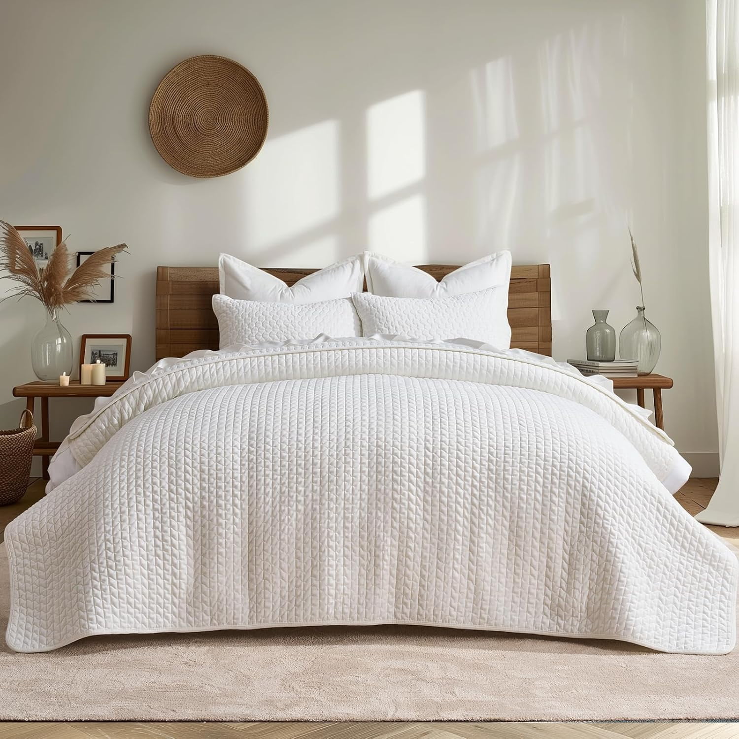 EVERGRACE Luxury Velvet Quilt Set Queen Size 3 Piece, Soft Cross-Stitch Velvet Comforter Set with Pillow Shams, Lightweight Coverlet Bedspread for All Seasons, Bright White