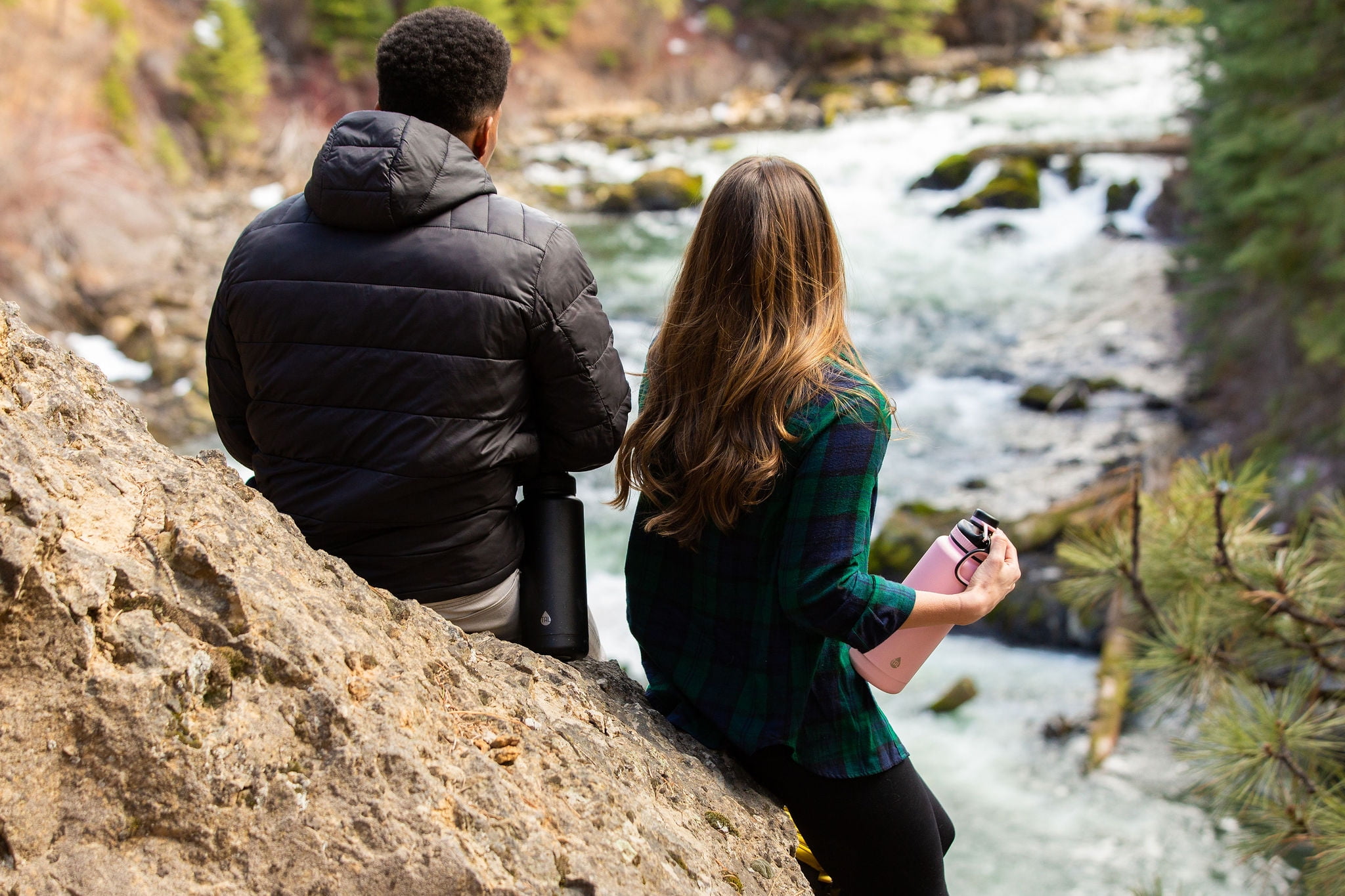 Thanks to its double-wall insulation, the TAL Ranger Water Bottle effectively retains the temperature of your beverages. It keeps cold drinks chilled for up to 24 hours and hot drinks warm for up to 12 hours. This insulation feature ensures that no matter the weather outside, your drink will remain at the desired temperature for an extended period.