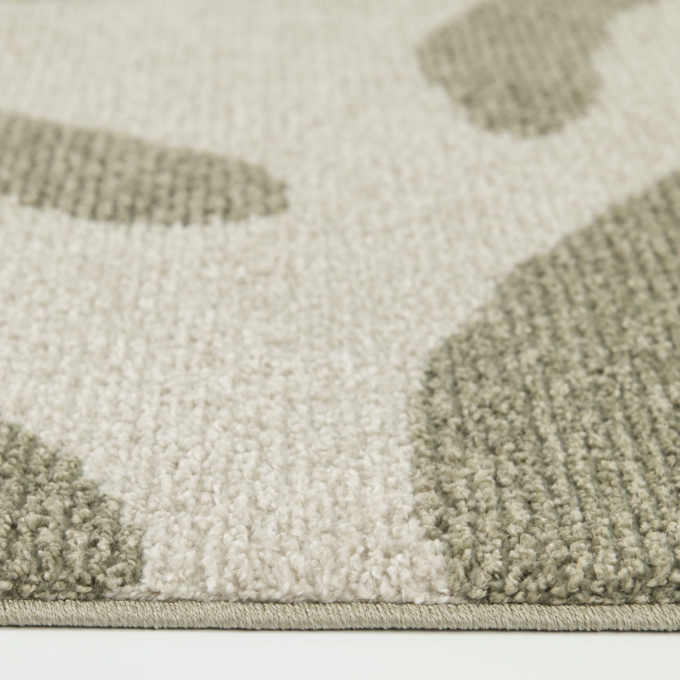 Tapis de couloir Mainstays à poils courts, motif floral, base ivoire et feuilles vertes, 60 x 180 cm, recommandé pour le couloir, la chambre, la cuisine et la buanderie.