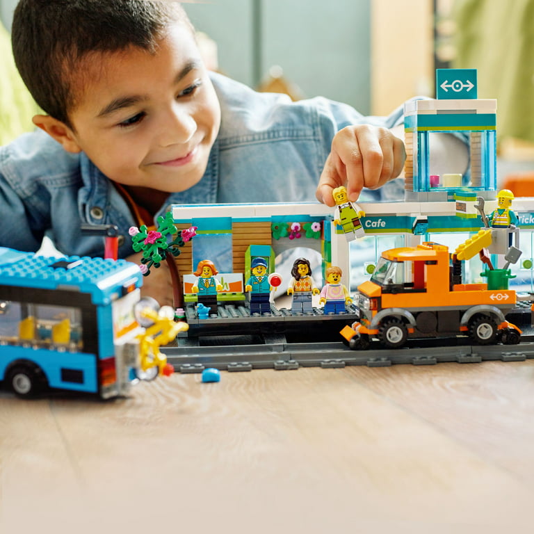 LEGO 60335 City La Gare: Aventure Urbaine avec Bus, Nacelle Élévatrice, 6  Minifigurines, Plaques de Route, Compatible avec Train City, Jouet Éducatif  pour Enfants Dès 7 Ans, Cadeau : : Jeux et Jouets