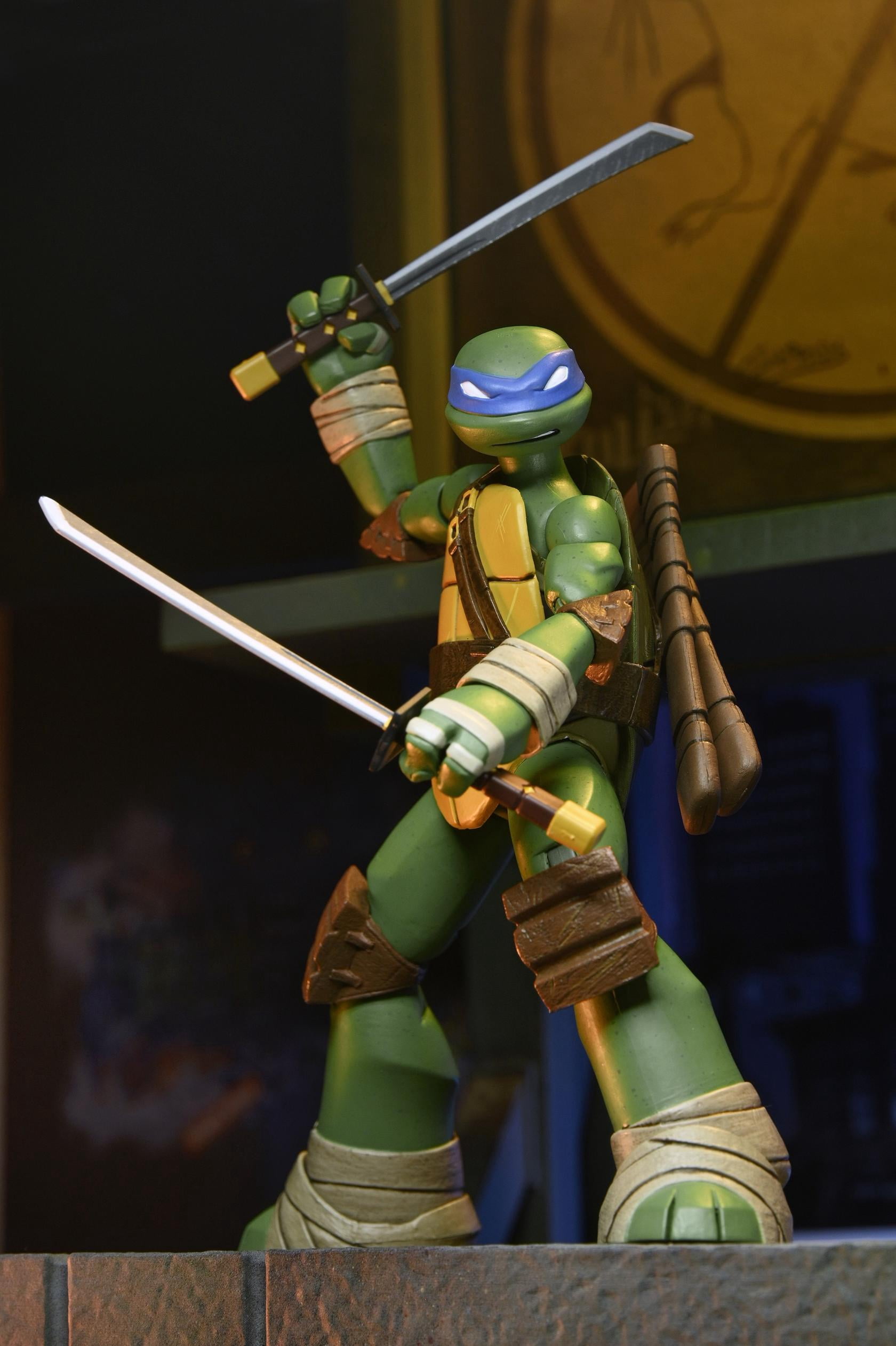 NECA x Teenage Mutant Ninja Turtles (2012 Cartoon) - 7" Scale Action Figure - Leonardo
