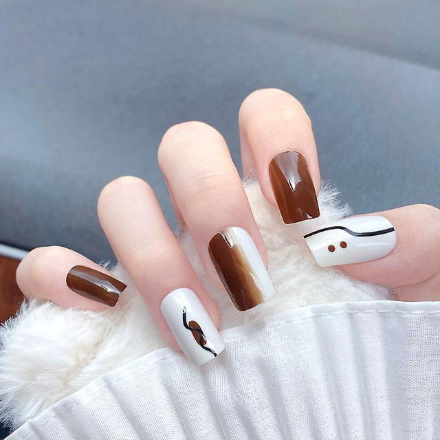 24 uñas postizas con purpurina, uñas postizas de longitud media, uñas postizas de café, uñas acrílicas cuadradas para mujeres y niñas