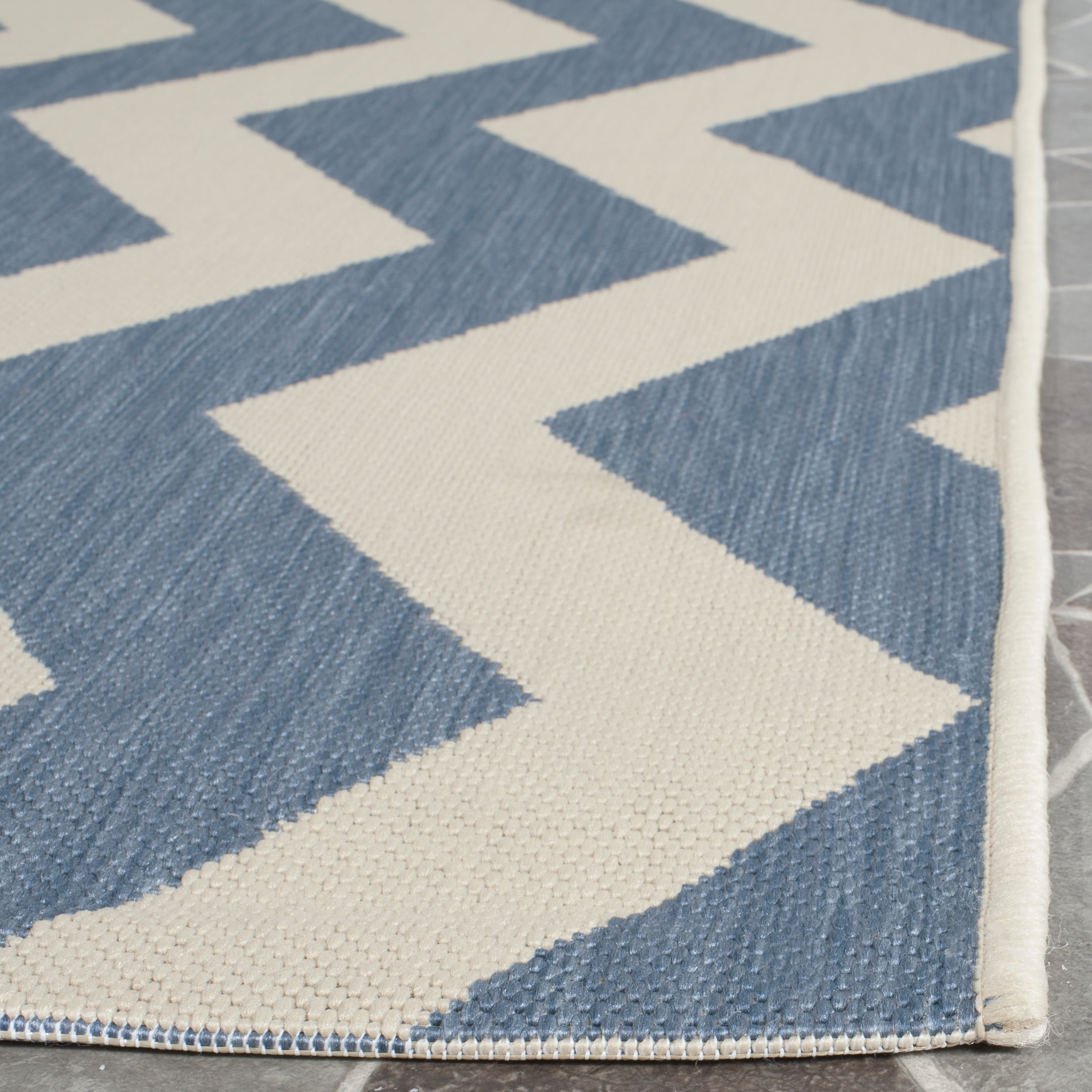 Safavieh Courtyard Ayden Chevron Indoor/Outdoor Runner Rug, Blue/Beige, 2'3" x 8'