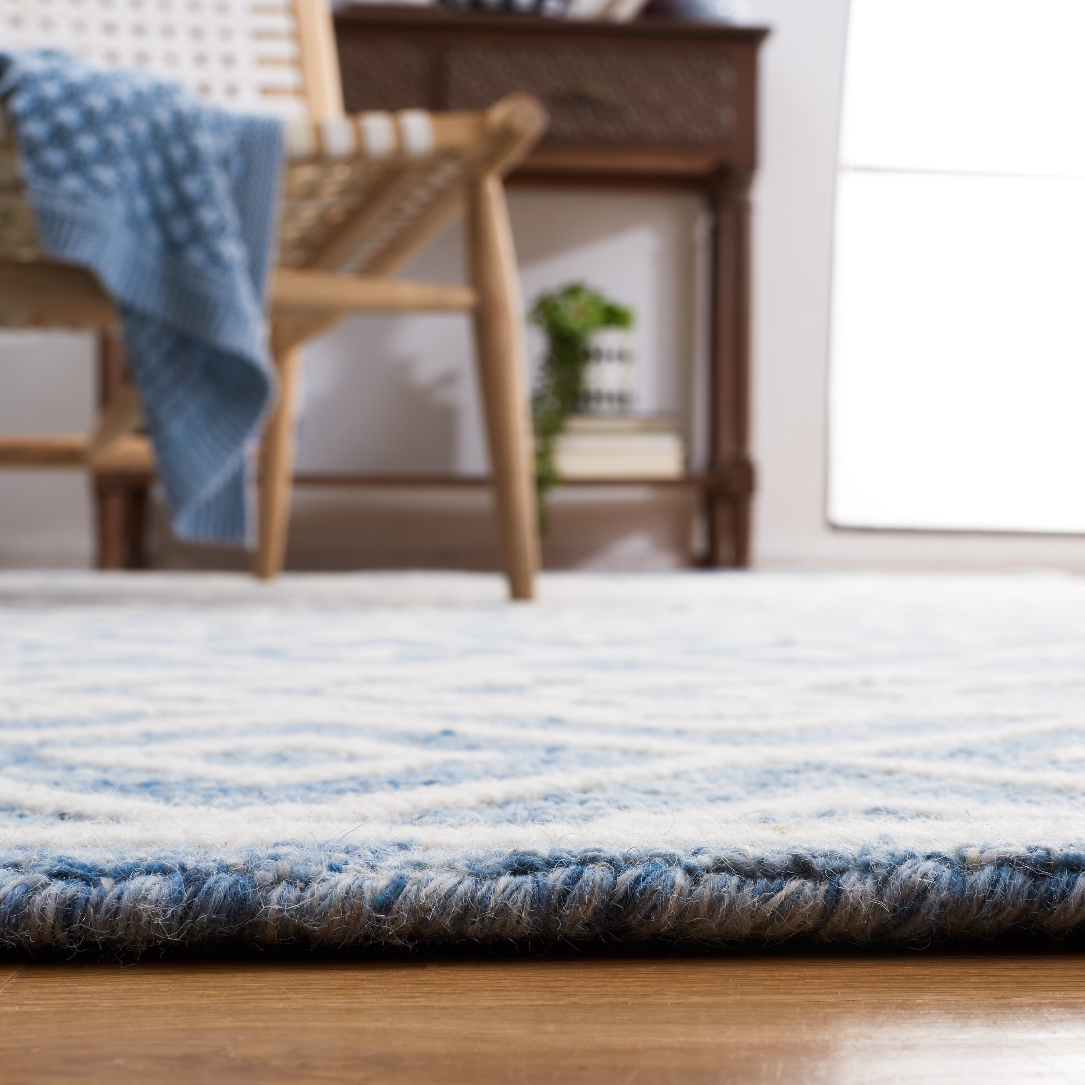 SAFAVIEH Metro Fletcher Medallion Runner Rug, Blue/Ivory, 2' x 9'