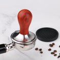 thumbnail image 5 of Omgogo Prensa Para Granos De Café Con Base De Acero Inoxidable Barista Espresso De 53 Mm Con Tapete Tamper Con Base De Acero Inoxidable 304 Mango De Madera Accesorio Para Máquinas De Café Expreso Bari, 5 of 5