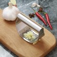 thumbnail image 4 of Billuyoard Gran oferta, prensa Manual de ajo de acero inoxidable, picadora de ajo, herramientas para cortar ajo, herramientas curvas para frutas y verduras, Cocina y Comedor Billuyoard HA002279-00B, 4 of 6