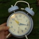thumbnail image 5 of Reloj despertador analógico azul lindo for dormitorio decoración del hogar reloj despertador multifuncional con pilas, 5 of 6