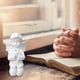 thumbnail image 1 of Estatuilla de ángel adorable blanca de europeo, estatua artesanal, decoración para interiores y exteriores, accesorios para ventanas, escultura niño de oración Colco estatua de ángel, 1 of 8