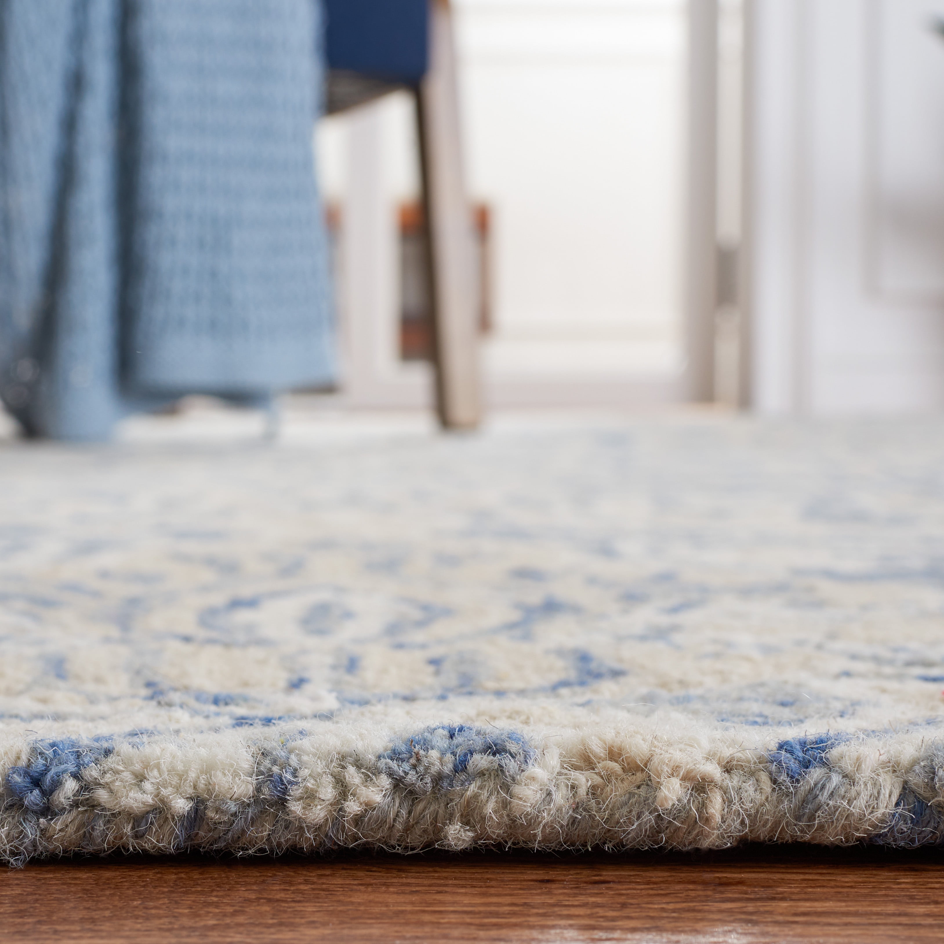SAFAVIEH Micro-Loop Cornelius Floral Area Rug, Blue/Ivory, 5' x 5' Round