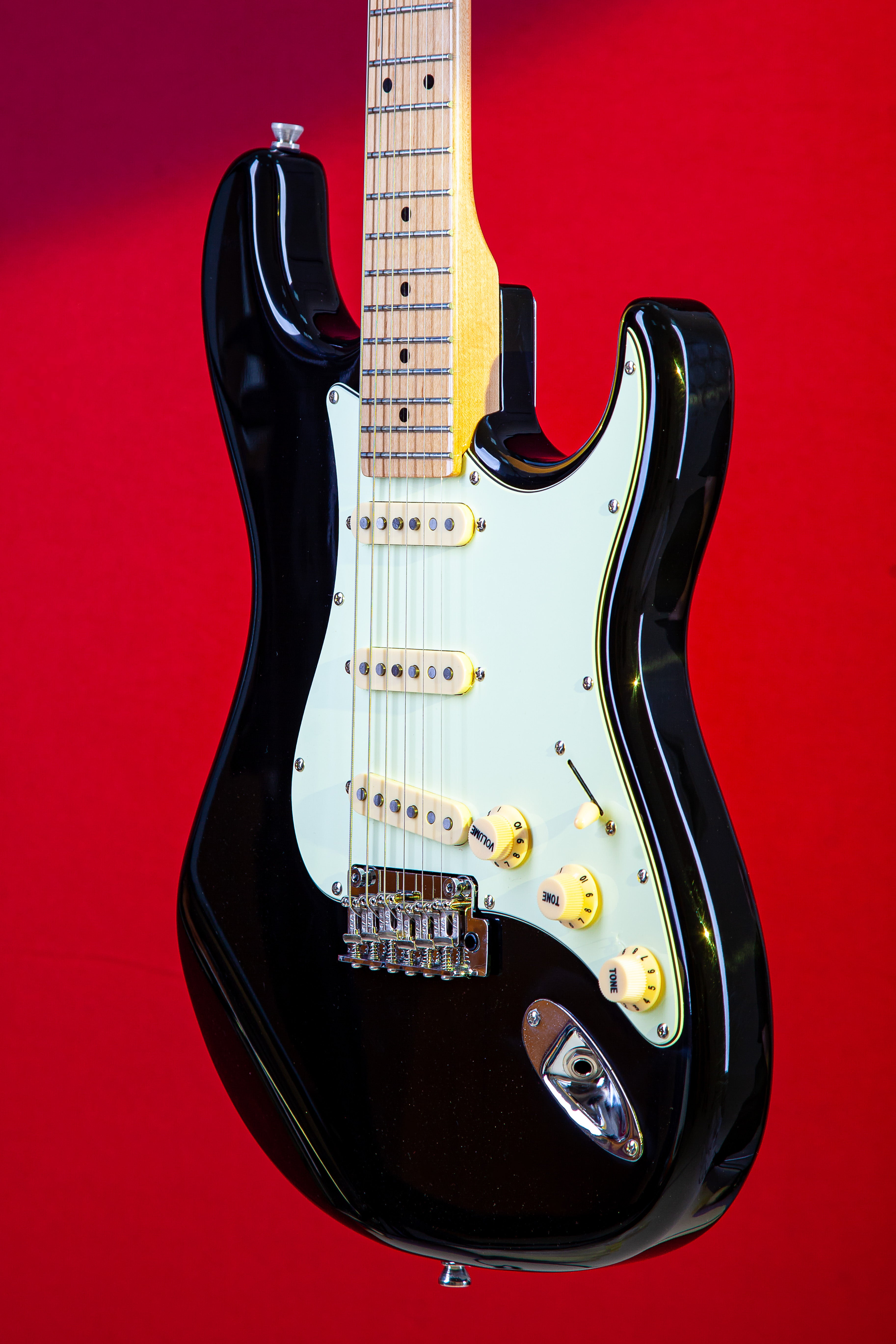 Tagima T 635 CLASSIC-BK-LF/MG Electric Guitar - Black