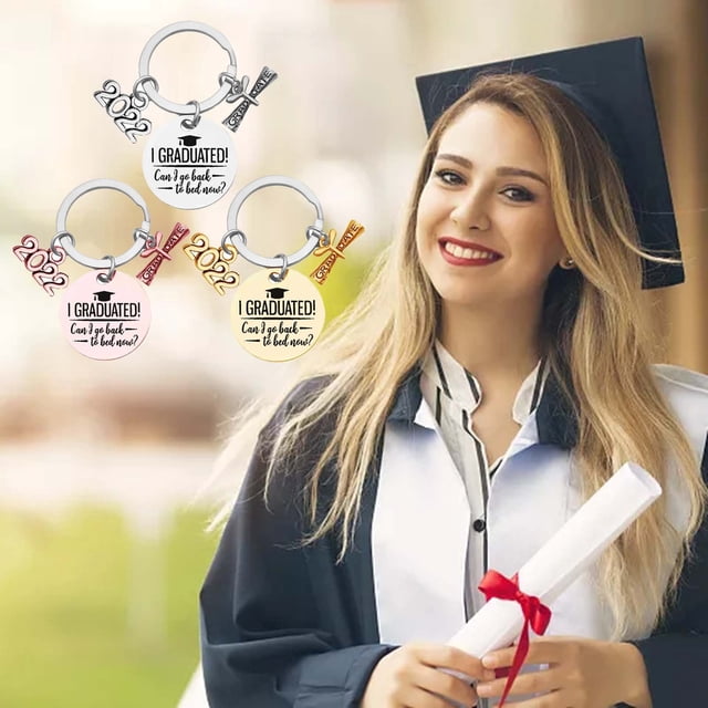 Fiudx Llavero de Graduación, Diseño Grabado de La Clase 2023, Detalles de Birrete y Corazón, Regalo de Graduación Personalizado, Frases de Graduación Suaves, Perfecto para Hijo, Tamaño de 5,6 Cm