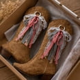 thumbnail image 4 of Juego de 2 decoraciones para botas vaqueras con cordón, plumas, cintas de satén y lazos elásticos, ideal para bodas, rodeos y eventos temáticos., 4 of 6