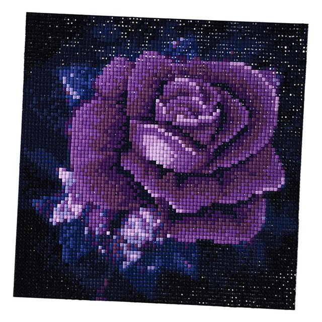 5d diy pintura de diamante baoblaze por kits de números para principiantes Kit cuadrado 25x25 cm con una rosa púrpura formada por piezas de imitación cuadradas brillantes; vista frontal en diagonal que muestra el patrón por números y la textura de los diamantes sobre fondo negro azul; adecuado para manualidades y arte y diseño, pensado para principiantes y proyectos de decoración del hogar u oficina; el paquete especifica taladro completo y herramientas incluidas según la descripción.