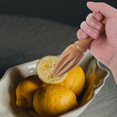 thumbnail image 4 of Exprimidor de cítricos de madera de haya, exprimidor de limón, herramientas para bebidas de frutas, triturador manual, suministros de cocina, 4 of 8