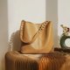 thumbnail image 1 of Bolso de mano de cuero de gran capacidad para mujer, diseño de nicho de moda, bolso simple, 1 of 5