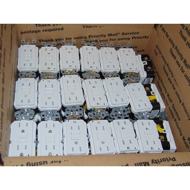 Outlet Leviton M02-GFTR1-03W, 15 amperios, GFCI blanco, paquete de 3