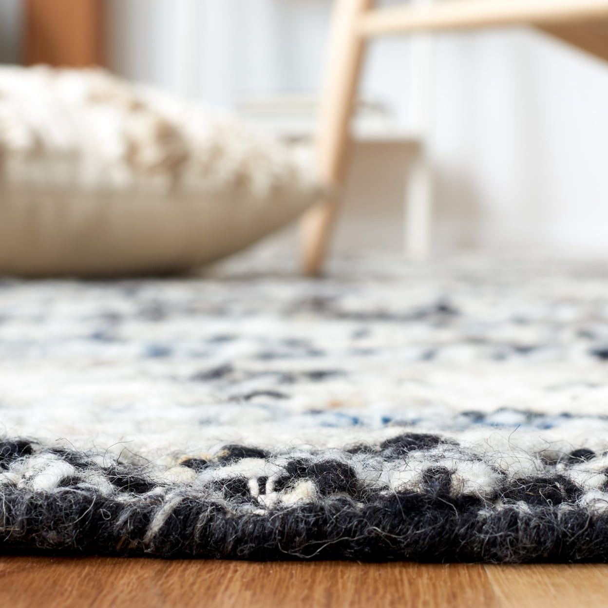 SAFAVIEH Manhattan Cenric Southwestern Area Rug, Ivory/Black, 6' x 6' Round