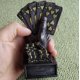 thumbnail image 3 of Estatua de arte de figura de escritorio - Escultura de decoración del hogar, estatua de escultura de arte de resina, estatua de trofeos de póquer en base cuadrada de lujo, decoración de estante, 3 of 5