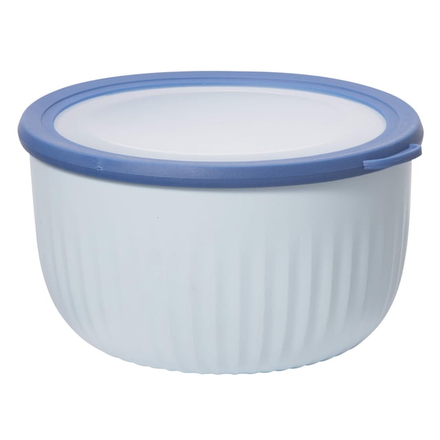 recipiente de plástico oggi prep, store & serve de 4 litros, azul con tapa azul dk — Cuenco redondo frontal de plástico azul claro con base acanalada y tapa azul oscuro transparente con pestaña; tapa hermética visible; diseñado para preparar, almacenar y servir alimentos; a menudo usado para llevar porciones frías en viajes o picnics.
