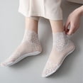 thumbnail image 2 of Xiao Hua Calcetines tobilleros de encaje para mujer (5 pares), con doble volante, con diseño de red de pesca, blancos, 2 of 5