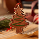 thumbnail image 2 of Pequeña escultura colgante de hombre de pan de jengibre, regalo personalizado para personas, árbol de Navidad, hogar, oficina, coche, decoración de jardín con cuerda (árbol de Navidad), 2 of 5