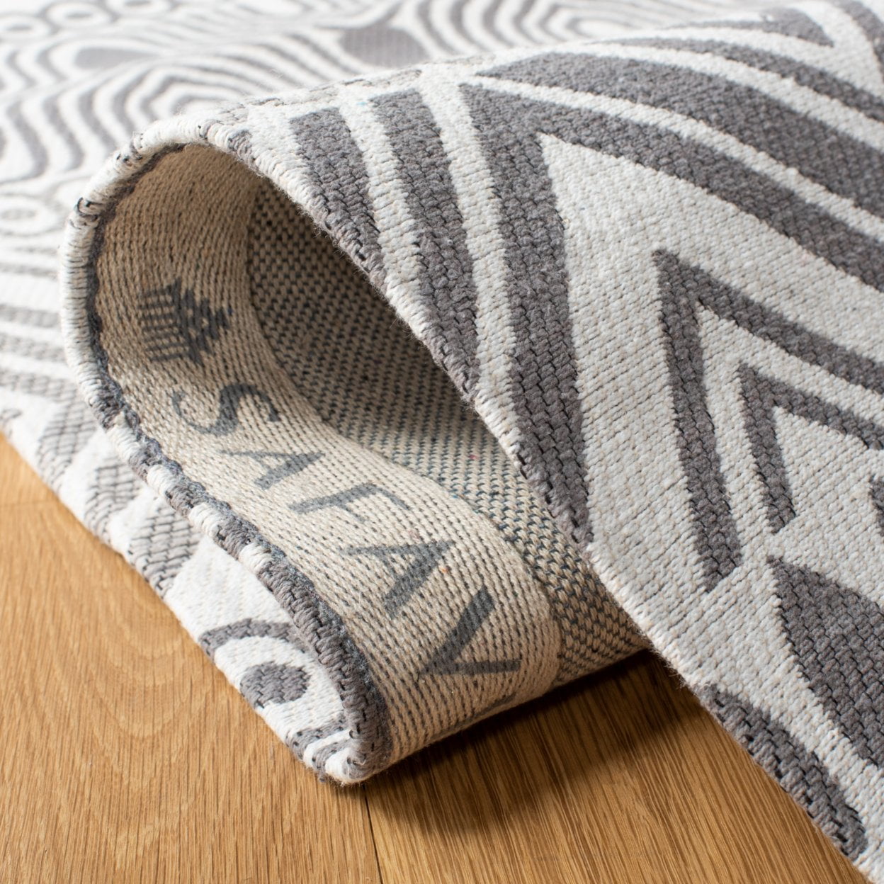 SAFAVIEH Marbella Handan Geometric Area Rug, Grey, 5' x 8'