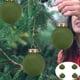 thumbnail image 2 of SHENGXINY Bolas Navideñas Decorativas (4 piezas) Bolas Flocadas para Adornos de Árbol de Navidad Bolas de Plástico Irrompibles Adornos Navideños Colgantes de Terciopelo para Decoración Navideña Verde, 2 of 6