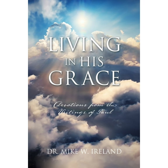 Living in His Grace: Devotions from the Writings of Paul, (Paperback)