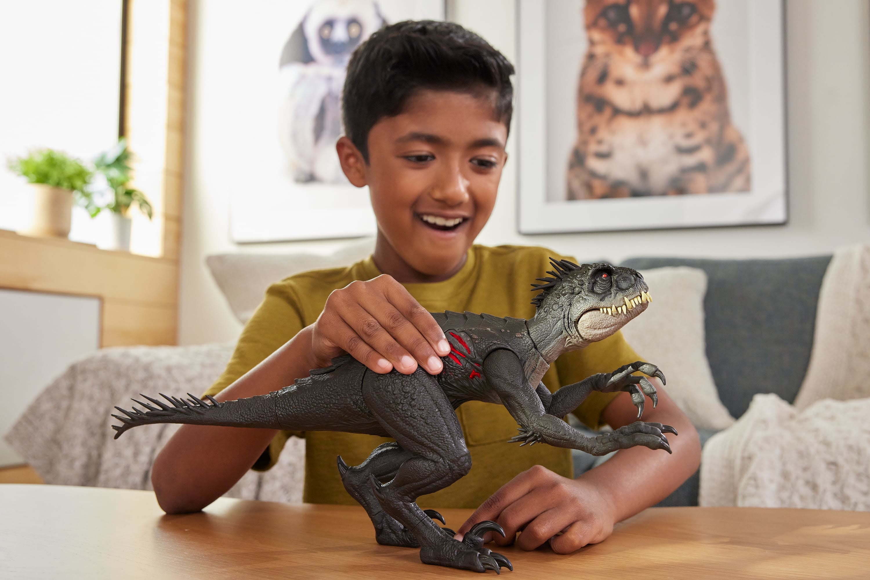 Jurassic World Ultimate Damage Scorpios Rex Dinosaur Toy Figure with Damage, Light & Sound Toy  (图3)