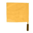 thumbnail image 1 of Patrulla de la esquina de atletismo ordena el inicio de la carrera deportiva con bandera amarilla ondeando, 1 of 2