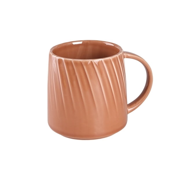Taza de cerámica sencilla for café, estilo retro, for el desayuno en casa.