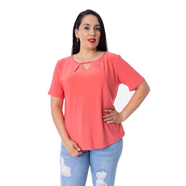 Blusa Bocarosa lisa de manga corta y detalle de abertura en escote. BOCAROSA Ma002/blusa/argolla en escote