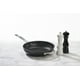 thumbnail image 2 of Set de molinillos de sal y pimienta Le Creuset, blanco y negro, 20 cm, 2 of 5