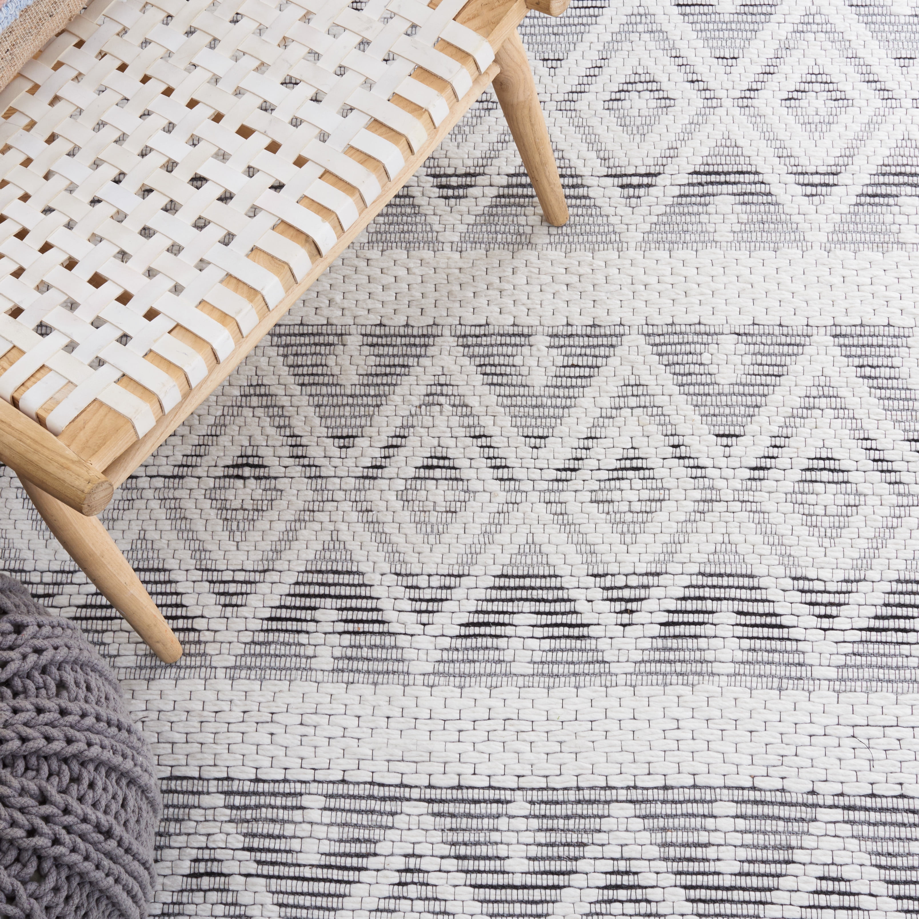 SAFAVIEH Marbella Braiden Diamond Area Rug, Ivory/Black, 3' x 5'
