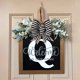thumbnail image 4 of Corona de madera personalizada con apellidos: placa colgante personalizada para puerta de entrada con letras del alfabeto de la A a la Z, letrero decorativo para la entrada de casa durante todo el, 4 of 7