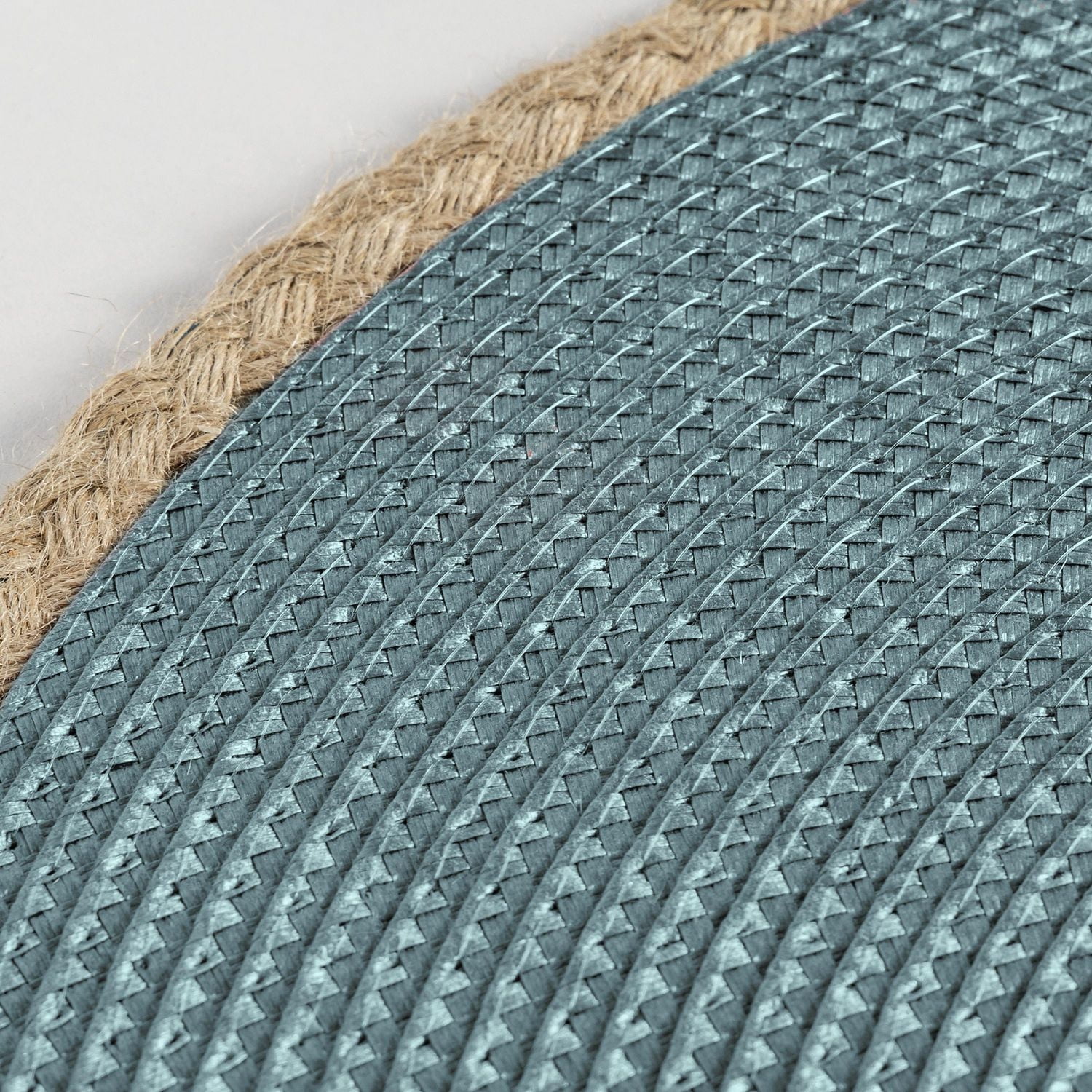 Napperon tissée Hometrends avec bord en jute, 15" de diamètre."