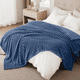 thumbnail image 1 of Cobija Tamaño Queen, Cobija de Tiras Extra Suave, Mantas Acogedoras y Esponjosas para Cama, Sofá, Ligera y Versátil para Oficina, Recámara, Picnic, Decoración Del Hogar, 90x108" Azul, 1 of 7