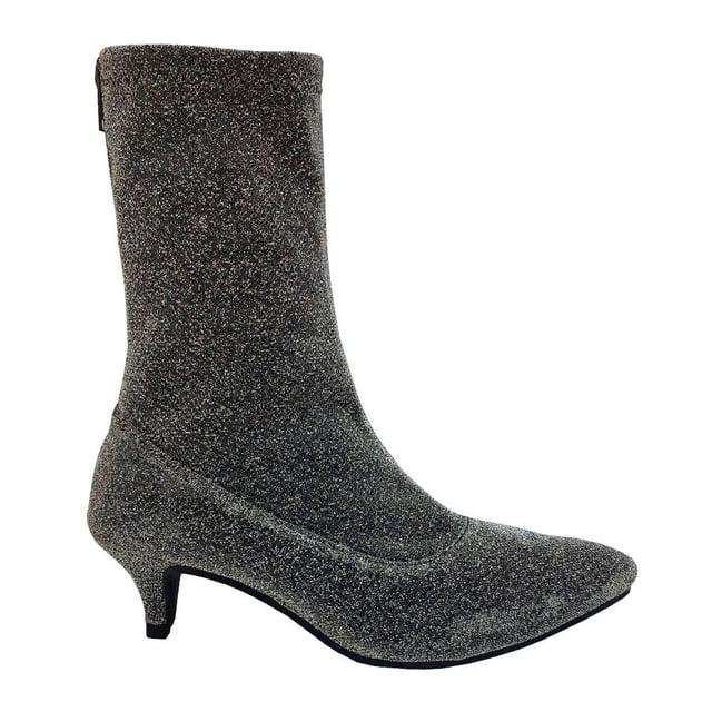 Bota Annik Talla 26 Casual Glitza Plata, botín para mujer con tacón bajo tipo kitten y caña media, fabricada en material sintético plateado con brillo y suela antiderrapante, ideal para uso casual cómodo y adecuada para combinar con atuendos formales.