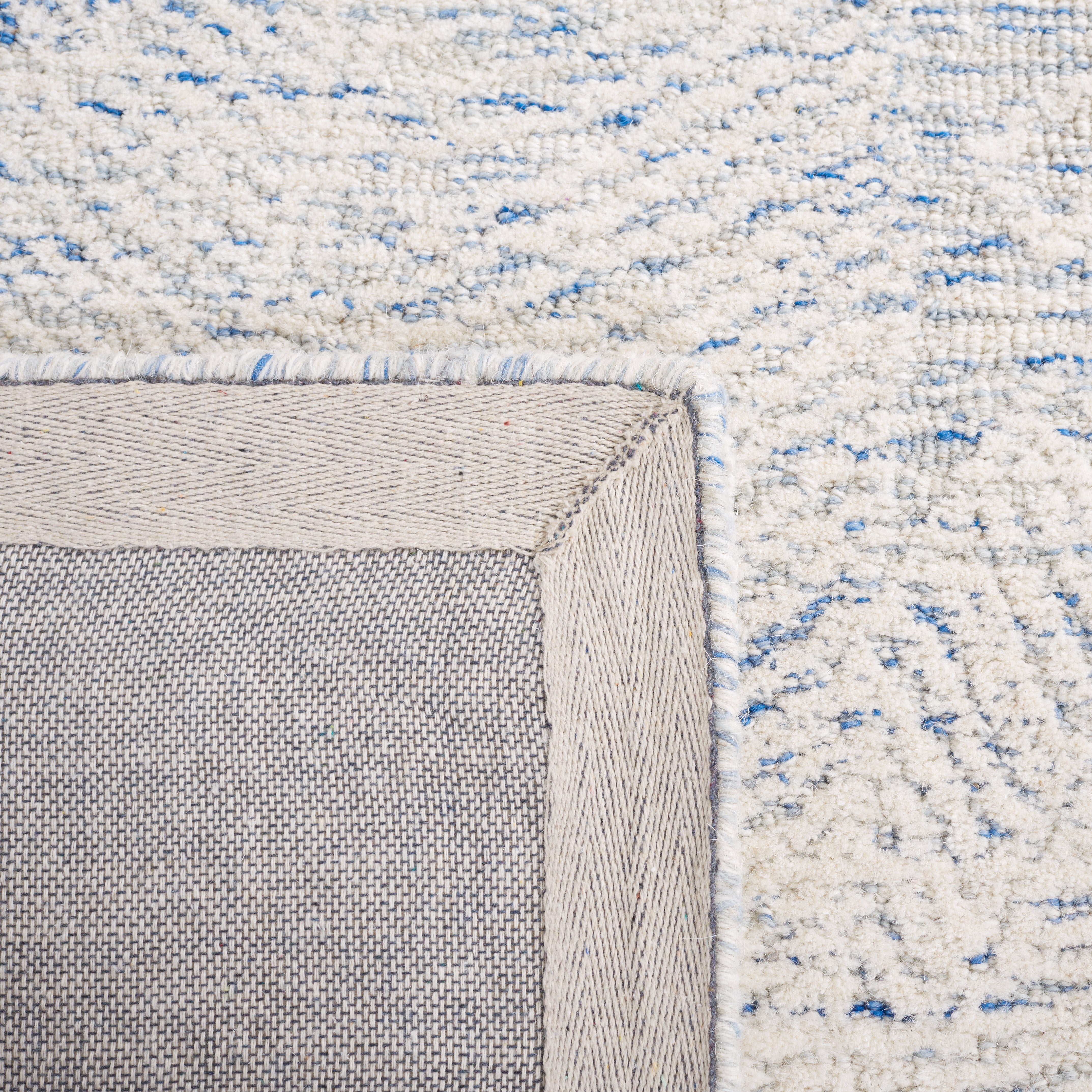 SAFAVIEH Metro Hartley Leaves Area Rug, Blue/Ivory, 4' x 6'
