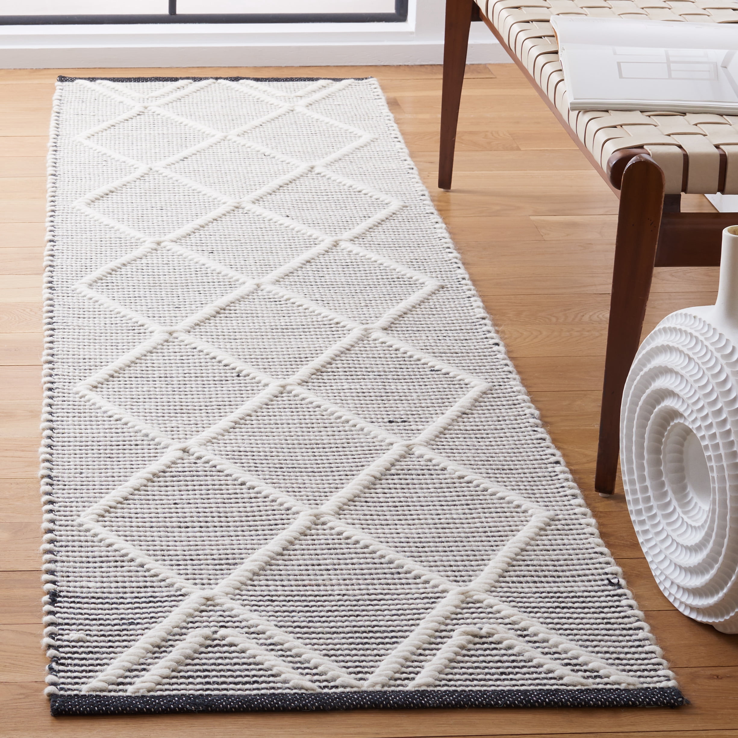 SAFAVIEH Natura Natasha Geometric Runner Rug, Black/Ivory, 2'3" x 8'