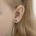 thumbnail image 3 of Boucles d'Oreilles pour Filles en Or Blanc 14 K avec Saphir Simulé Brillant à Griffes, Fermoir Vissé, 3 of 6