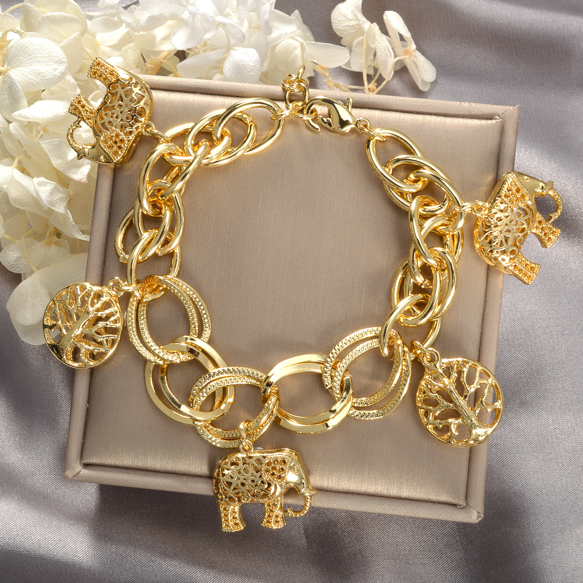 A retro-style charm bracelet made of copper, with elephant and tree of life pendant, simple hip-hop fashion chain, suitable for women's daily and party wear, is an ideal gift for friends and couples.